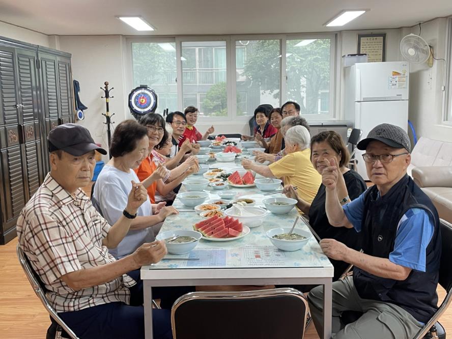 수원시 권선구 권선1동 통장협의회,  초복 맞아 어르신께 오리탕·수박 대접